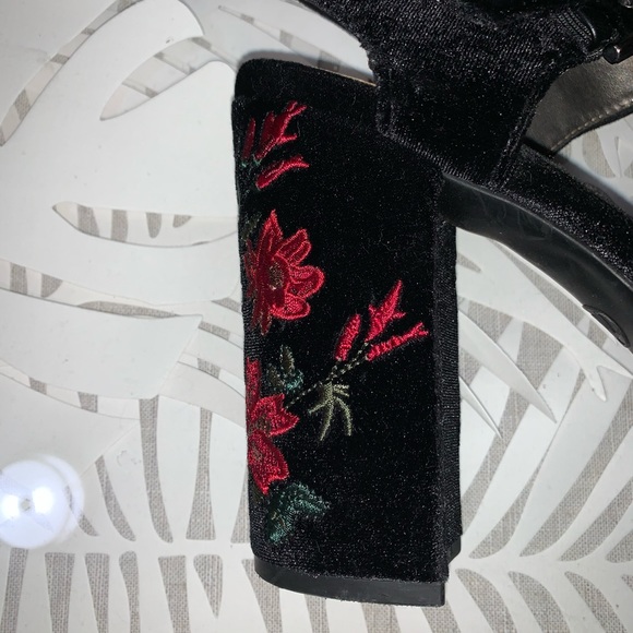 π₯ Cute Floral, Velvet Chunky Heels π₯ - Picture 2 of 5